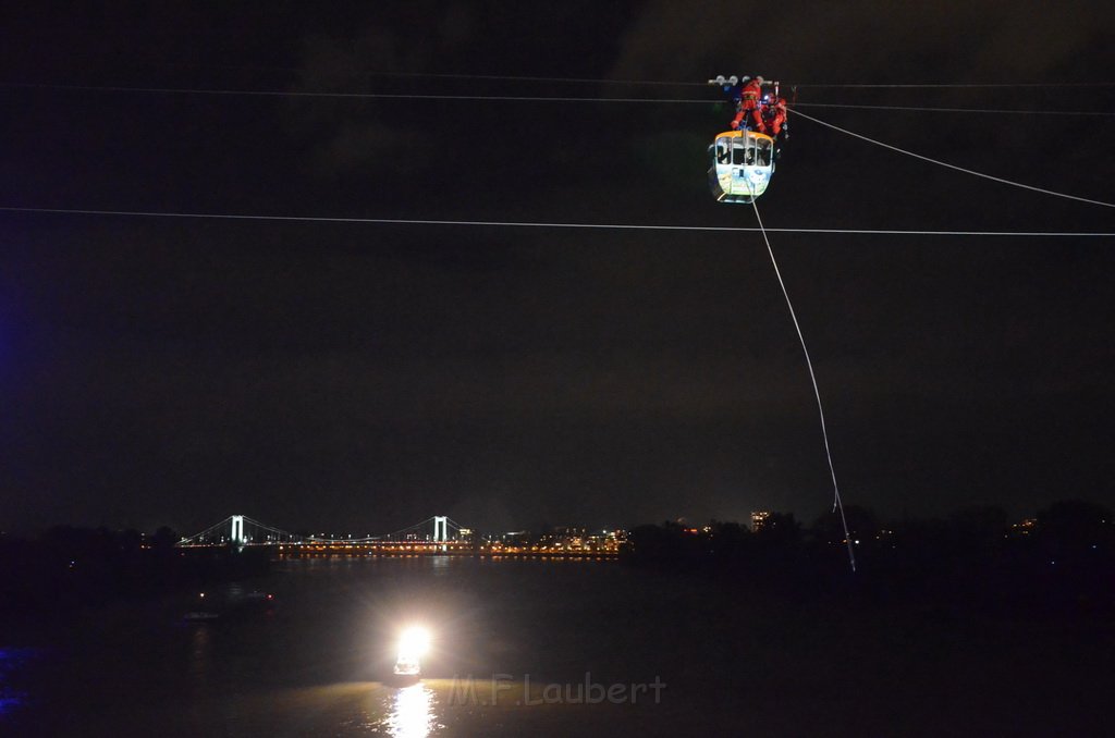 Einsatz BF Hoehenretter Koelner Seilbahn Hoehe Zoobruecke P2382.JPG